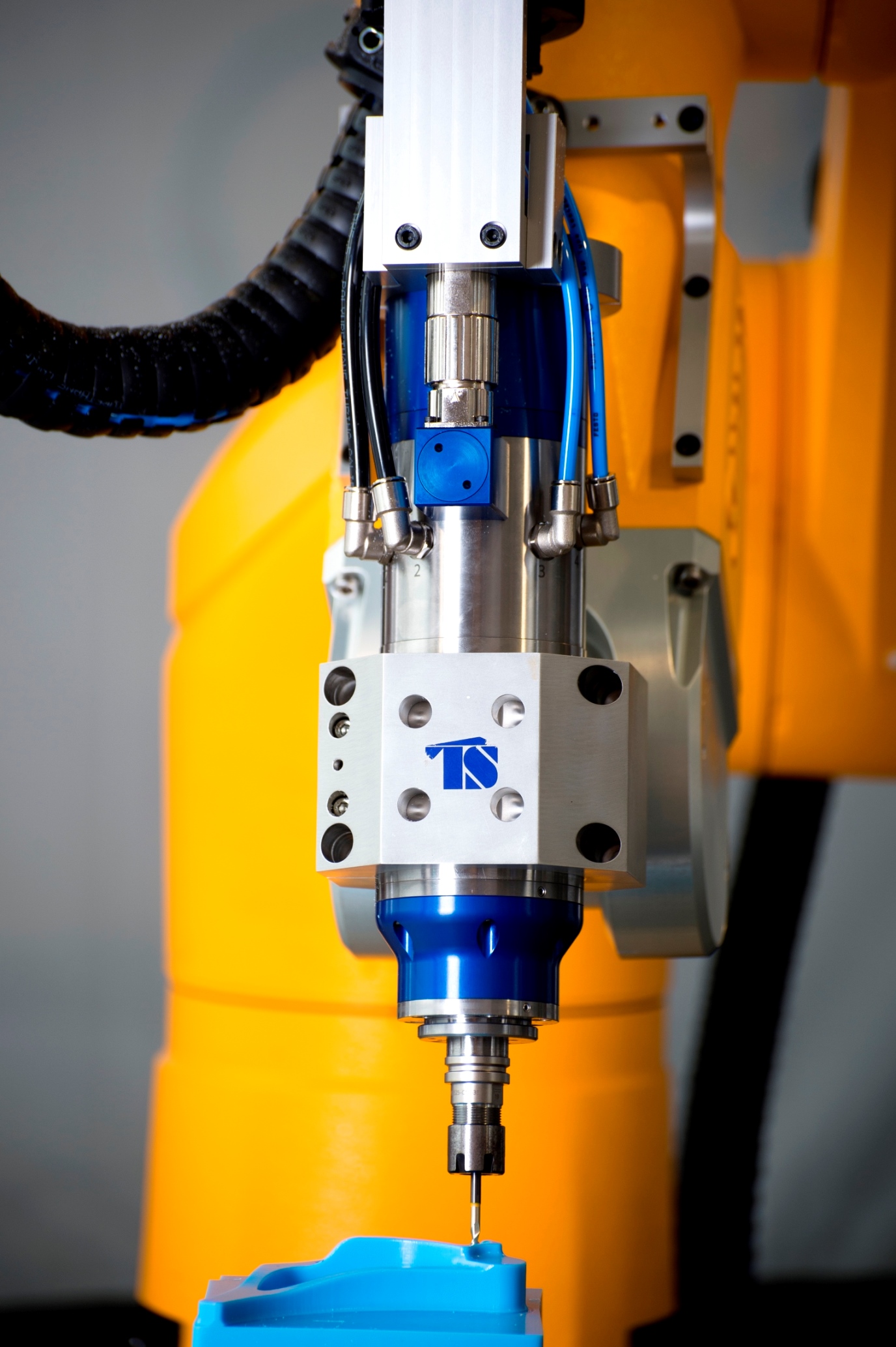 Machine Tool 2.0: Milling with Robots| Metalworking